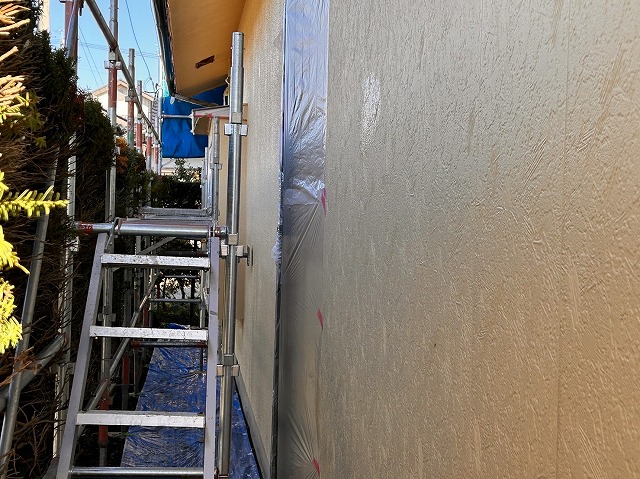 駒ヶ根市：アプリコット色でモルタル外壁に塗装をした住宅