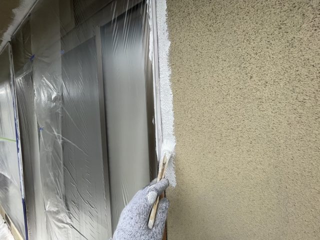 豊丘村S邸_刷毛で下塗り中