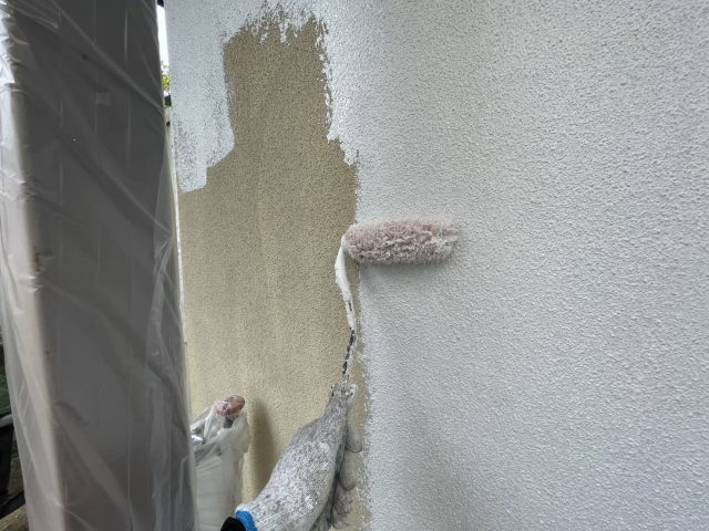 豊丘村S邸_ローラーで下塗り中