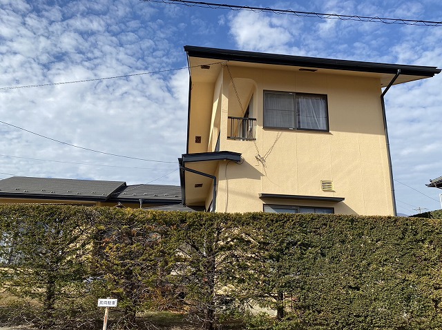 駒ヶ根市：ひび割れていたモルタル外壁住宅の塗り替えが完了した状況