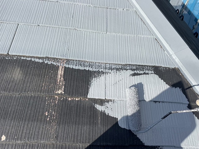 伊那市：劣化が進んだスレート屋根の塗装工事の下塗り施工