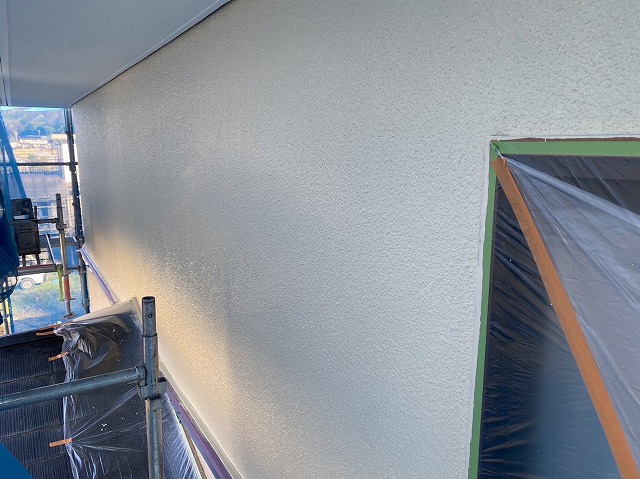伊那市：シリコン塗料を使った外壁塗装工事3回塗り工程の中塗り