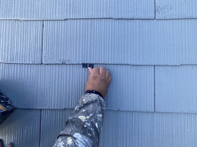 伊那市：スレート屋根塗装工事で下塗り後にタスペーサーを挿入している様子