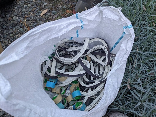 上伊那郡南箕輪村：劣化したサイディング目地のコーキングを取り除いてゴミ袋に回収