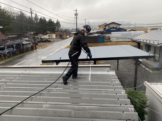 上伊那郡南箕輪村:店舗建物の折板屋根の高圧洗浄作業