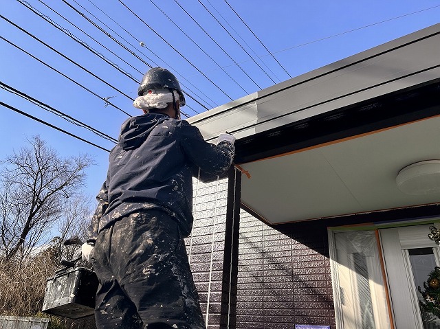 上伊那郡南箕輪村：玄関庇の破風板への塗装を行う塗装工
