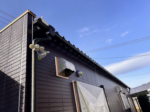 上伊那郡南箕輪村：雨樋や破風板などの付帯部塗装が完了した店舗建物