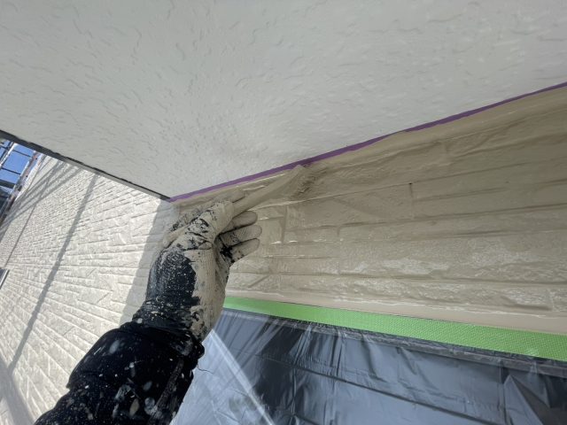 駒ヶ根市I邸_外壁の細部を刷毛で上塗り