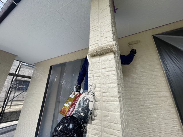 駒ヶ根市I邸_外壁の広い面はローラーで上塗り