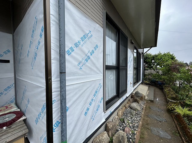 外壁カバー工法の防水シート張り