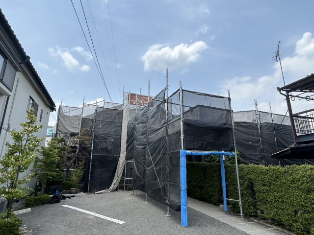 飯田市：店舗の外壁メンテナンスで出入り口に安全対策