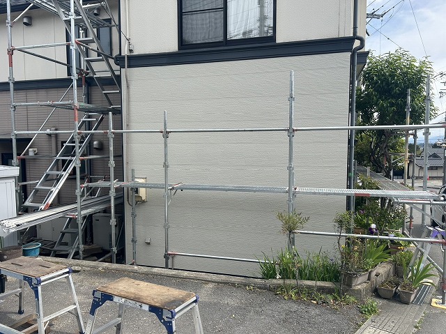 外壁カバー工法で金属サイディングの横張り施工完了
