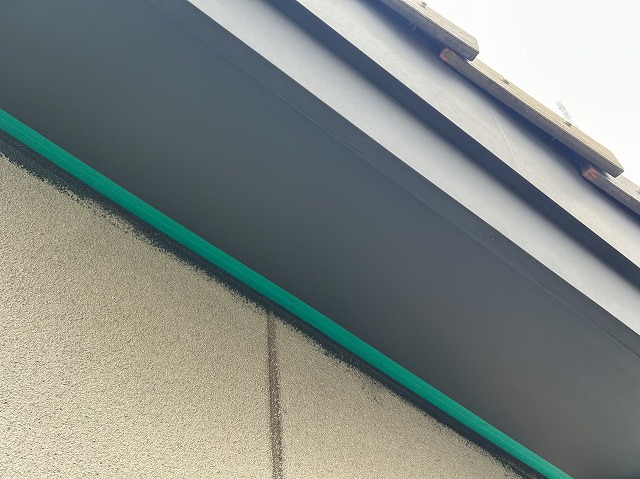 飯田市：店舗の軒天を黒色で塗装完了