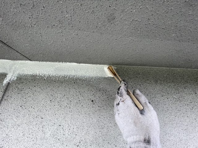 伊那市K邸_刷毛で下塗り