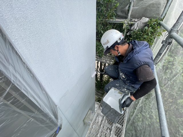 伊那市K邸_外壁下塗り中の作業員