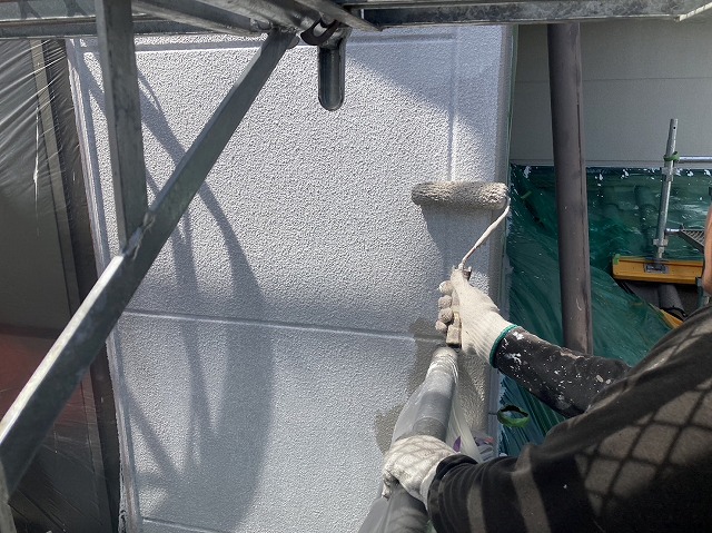 飯田市：外壁塗り替え工事のローラー中塗り施工