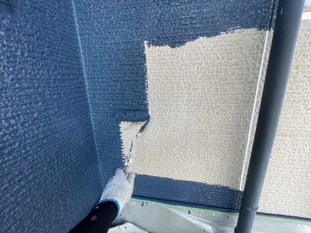 駒ヶ根市I邸_外壁をローラーで中塗り