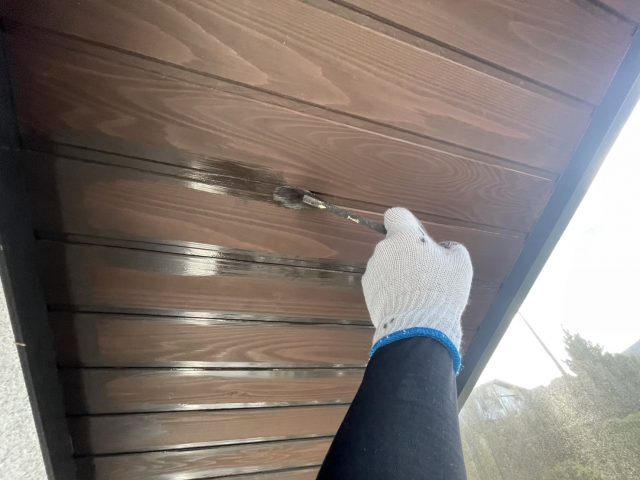 伊那市K邸_軒天塗装-刷毛で細部