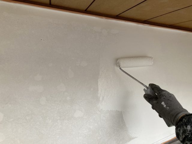 伊那市M邸_漆喰部分をローラーで塗装
