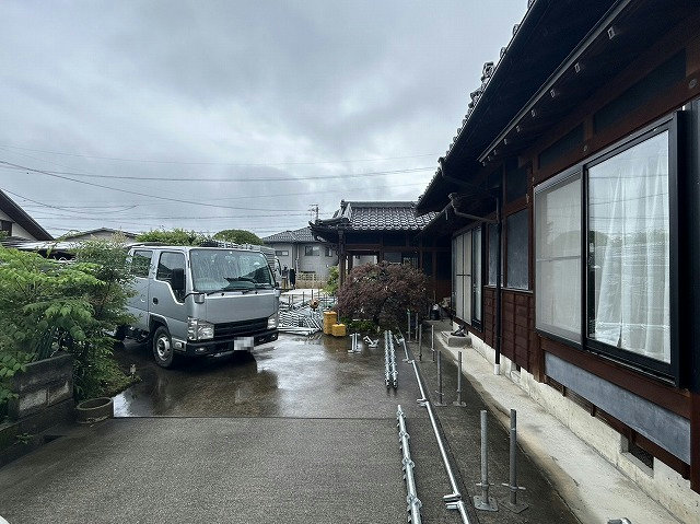 飯田市：木部塗装の足場を設置作業中の状況