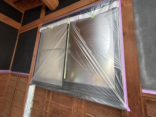 飯田市：塗装工事にために窓サッシへ養生