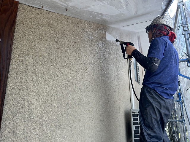 飯田市：モルタル外壁に高圧洗浄を行う作業員