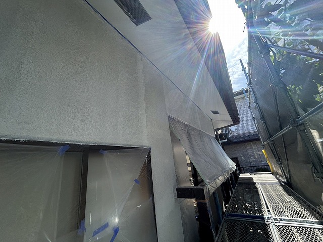 飯田市：足場設置と外壁洗浄後の軒天塗装が完了した状況