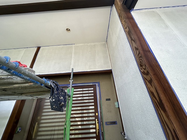 飯田市：玄関周辺の外壁に下塗り施工