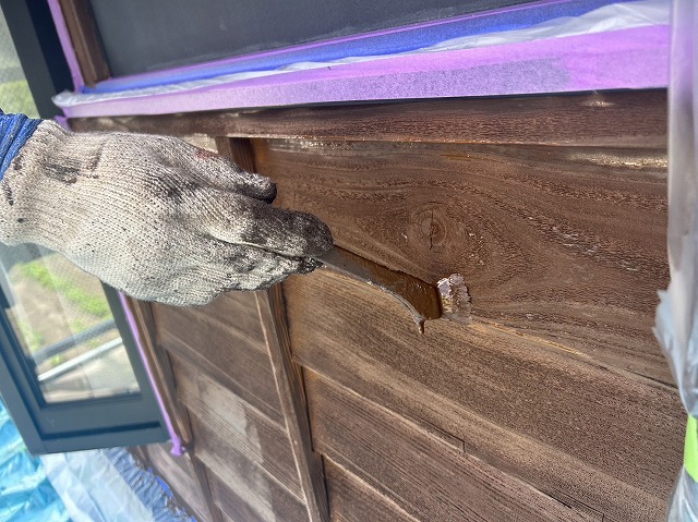 飯田市：板張り外壁へハケを使った木部塗装