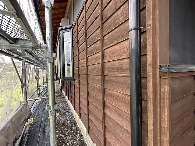 飯田市：深みのある茶色で板張り外壁に木部塗装