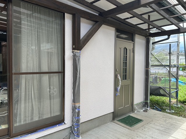 飯田市：美しく仕上がった玄関周辺の外壁塗装