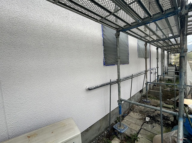 飯田市：リファインMF-IRで中塗りをした外壁の状況