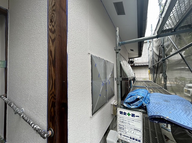 飯田市：窓サッシや手すりに養生をして外壁塗装の施工