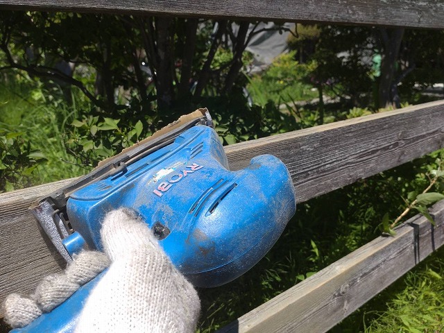 飯田市：木柵の塗装のためのケレン作業