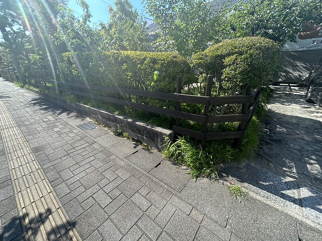 飯田市：植栽と塗装が完了した木柵