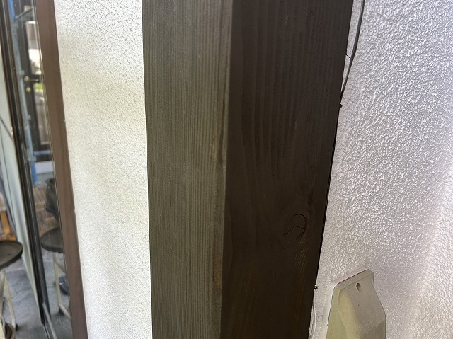飯田市：木目をそのまま活かして柱の塗装が完了