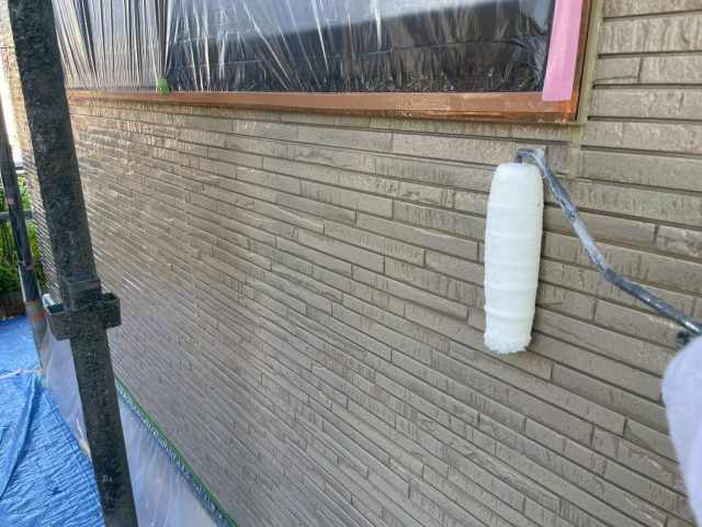 飯田市O邸_クリヤー上塗り2回目塗装中