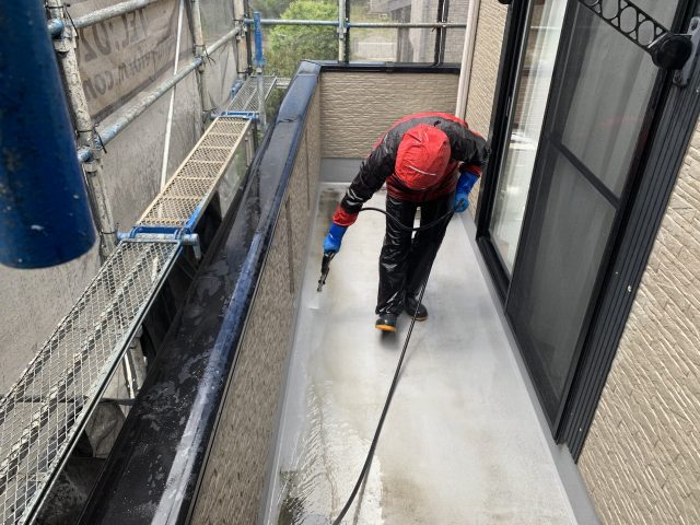 駒ヶ根市I邸_ベランダ洗浄中
