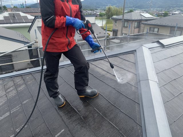 駒ヶ根市I邸_屋根洗浄中
