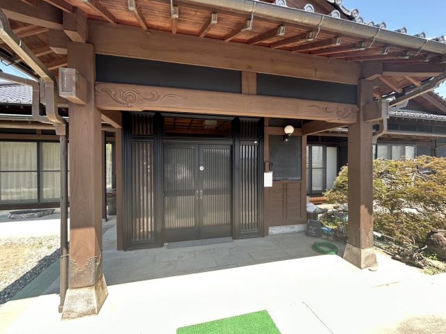 飯田市：玄関柱の木部塗装が完了した状況