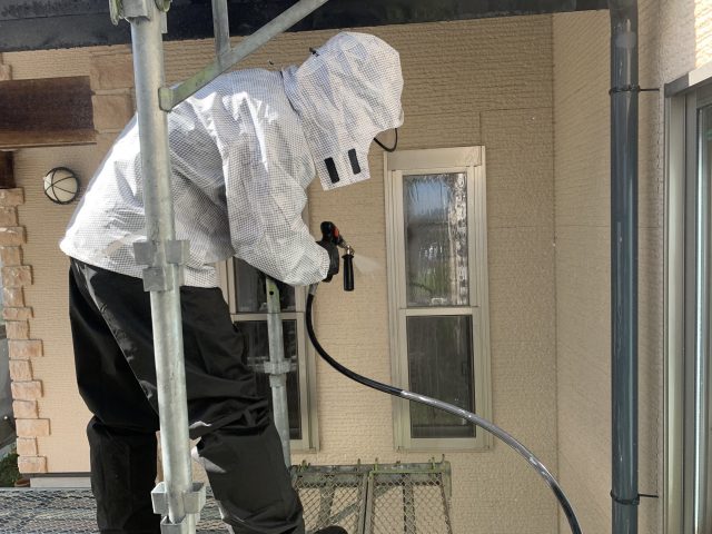 駒ヶ根市I邸_洗浄作業中の作業員