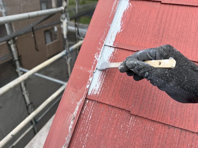 飯田市S邸_刷毛で屋根の下塗り