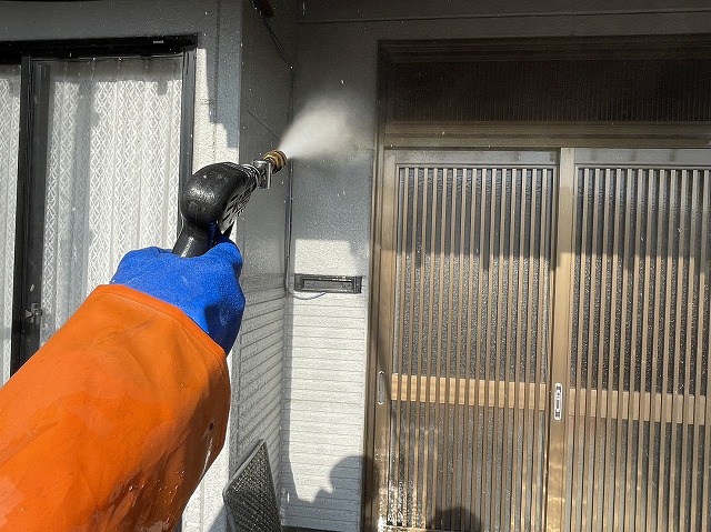玄関横の外壁を高圧洗浄作業