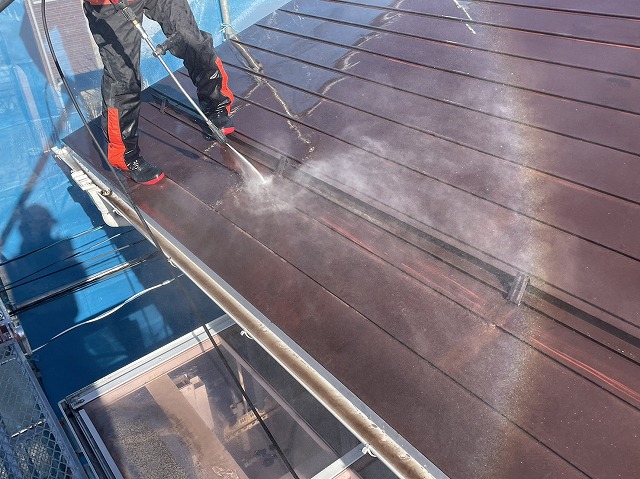飯田市：金属屋根の洗浄作業をする作業員