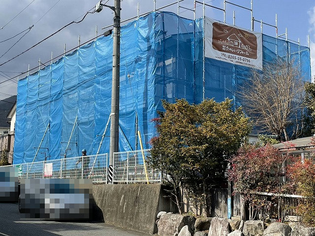 飯田市：外壁と屋根のメンテナンスのために足場設置が完了したアパート