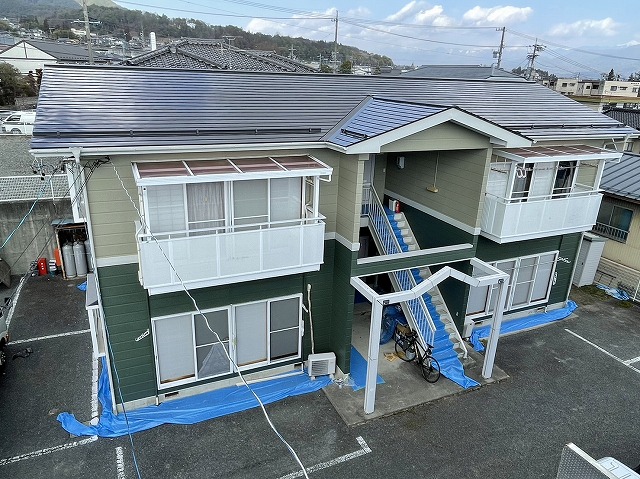 飯田市：金属屋根の塗装後に美しいツヤを取り戻したアパート