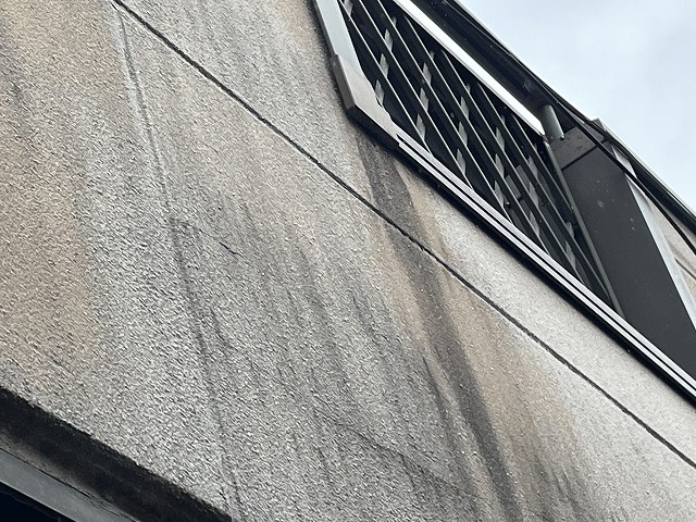 飯田市：ベランダ外壁の黒い雨だれ