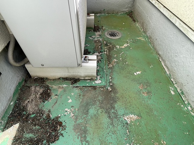 上伊那郡飯島町：ベランダ防水の床面の著しい劣化と汚れ