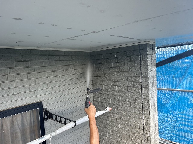 飯田市：外壁サイディングの入隅部に高圧洗浄を行う塗装工
