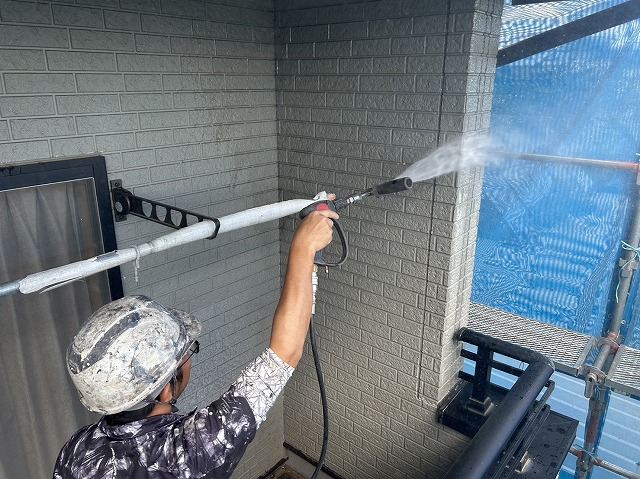 飯田市：外壁出隅部に洗浄を行う塗装工
